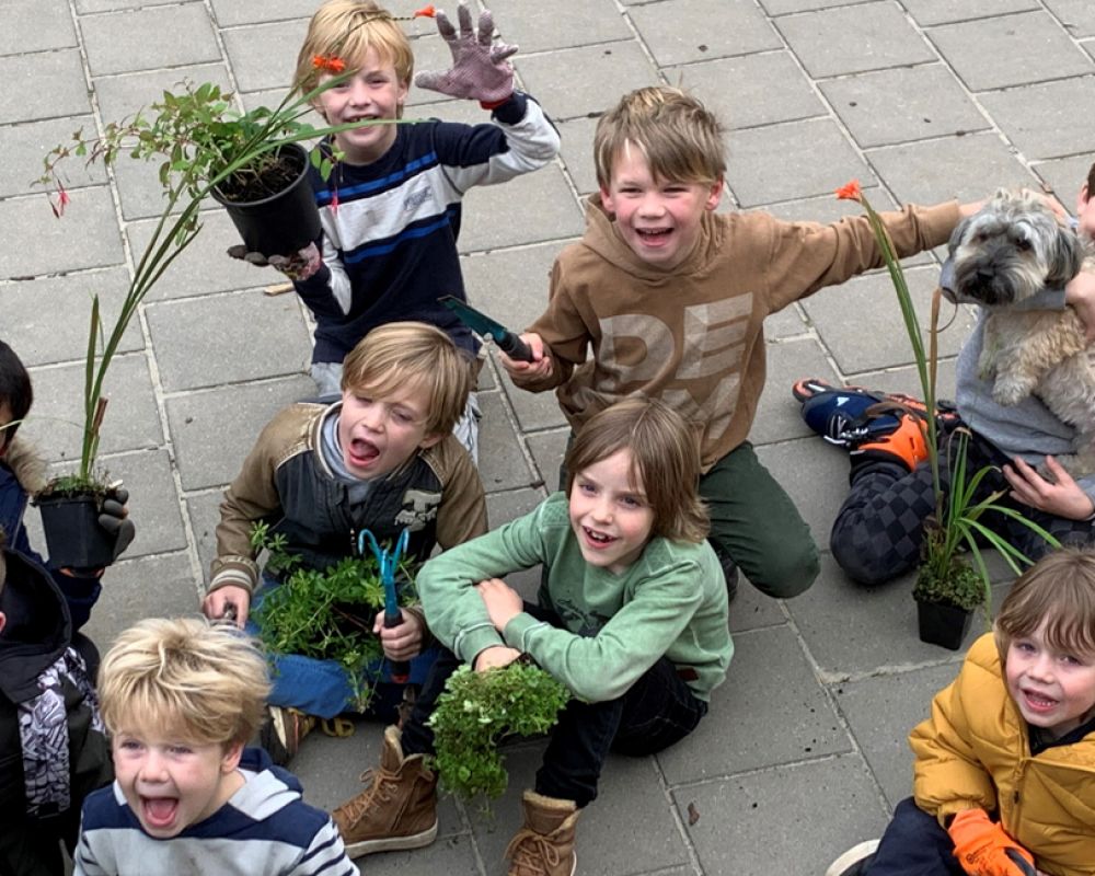 Een splinternieuw groen schoolplein